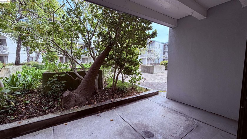Welcome home to Resort Style Watergate. This cozy 1 bedroom / 1 - photo 21