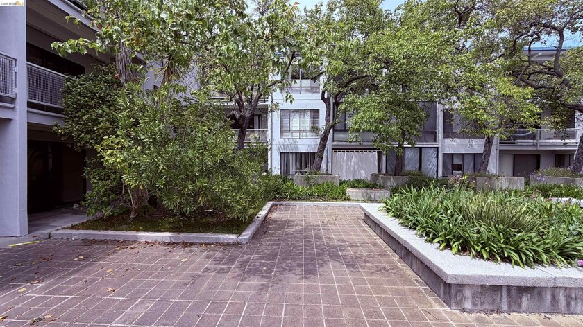 Welcome home to Resort Style Watergate. This cozy 1 bedroom / 1 - photo 22
