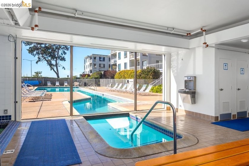 Welcome home to Resort Style Watergate. This cozy 1 bedroom / 1 - photo 23