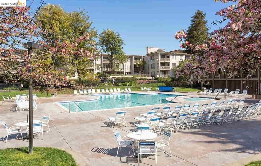 Welcome home to Resort Style Watergate. This cozy 1 bedroom / 1 - photo 24