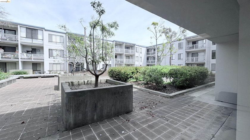 Welcome home to Resort Style Watergate. This cozy 1 bedroom / 1 - photo 29