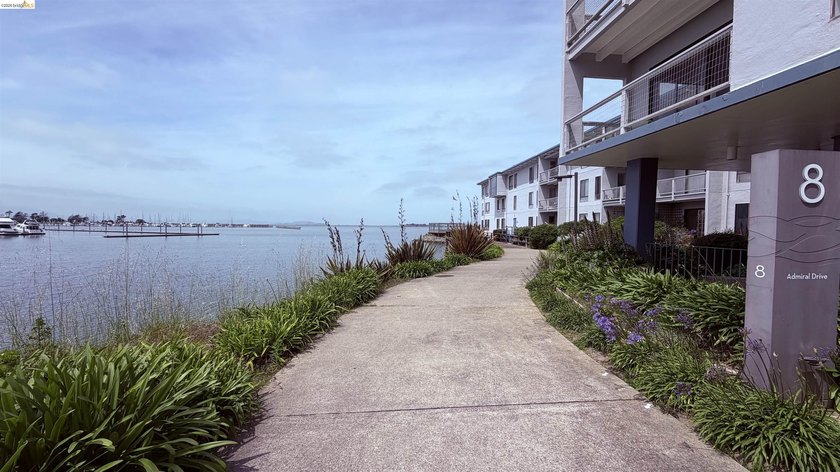 Welcome home to Resort Style Watergate. This cozy 1 bedroom / 1 - photo 32