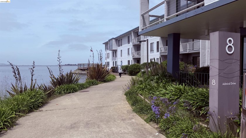 Welcome home to Resort Style Watergate. This cozy 1 bedroom / 1 - photo 35