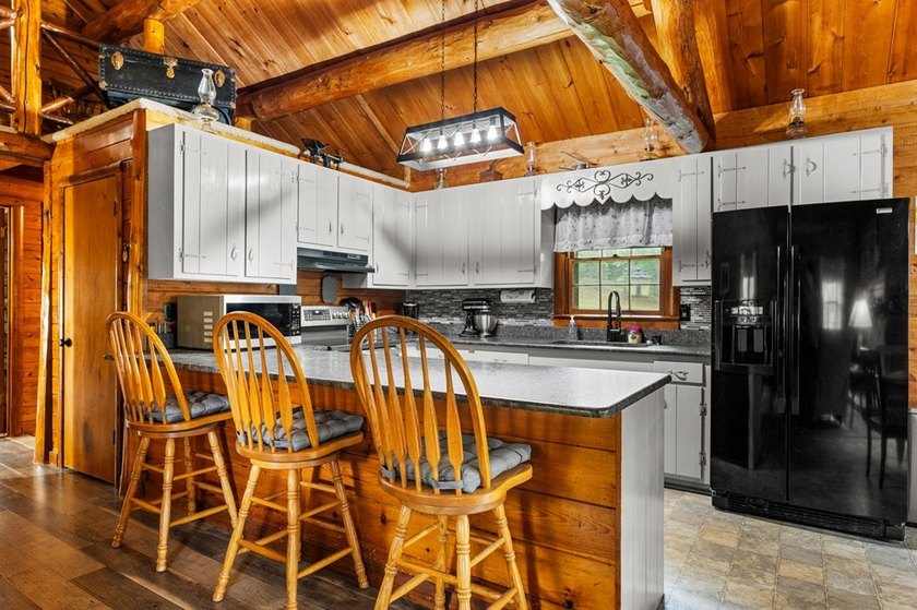 Rustic charm meets modern comfort in this beautiful log home - photo 8