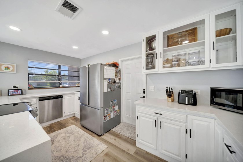 Beautifully maintained Lloyd Estates home with no HOA. Spacious - photo 12