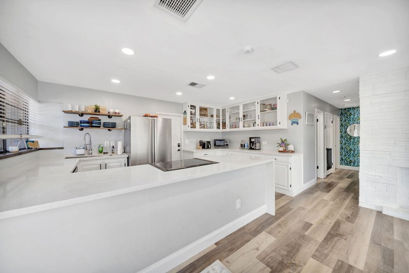 Beautifully maintained Lloyd Estates home with no HOA. Spacious - photo 13