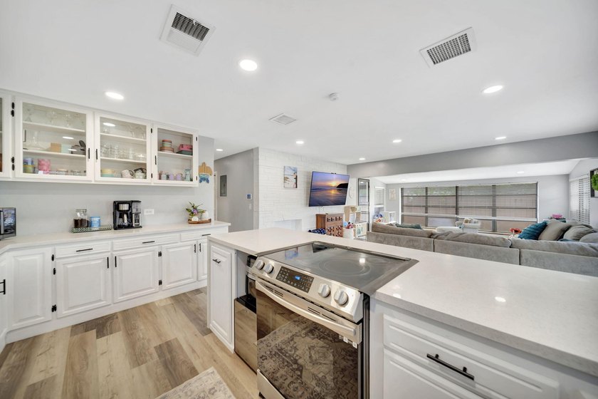 Beautifully maintained Lloyd Estates home with no HOA. Spacious - photo 14