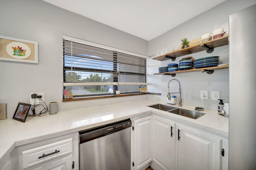 Beautifully maintained Lloyd Estates home with no HOA. Spacious - photo 15