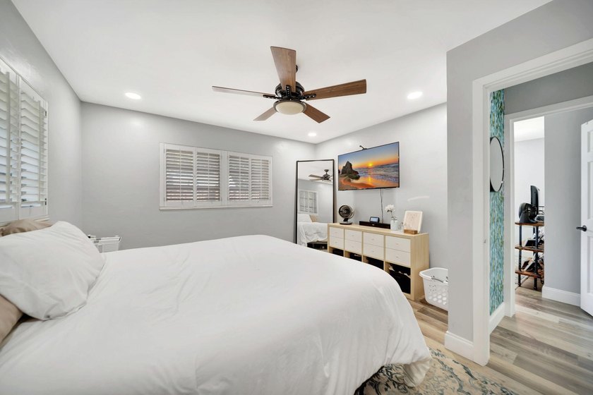 Beautifully maintained Lloyd Estates home with no HOA. Spacious - photo 17