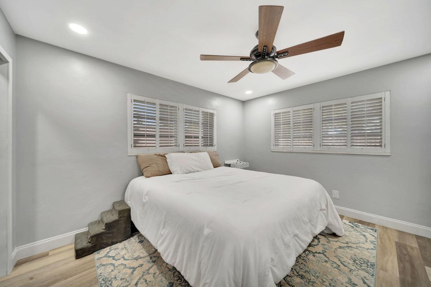 Beautifully maintained Lloyd Estates home with no HOA. Spacious - photo 18