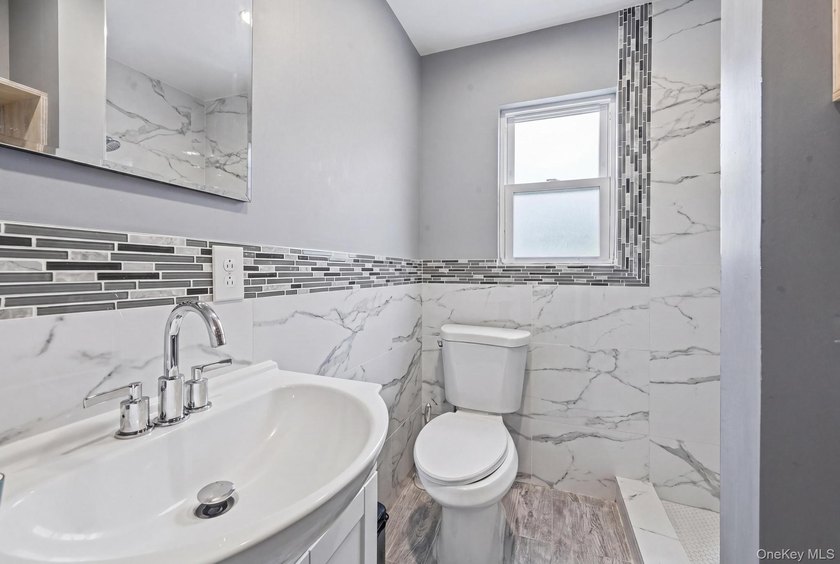 Welcome to this very spacious 5 bed, 2 bath home in Freeport! - photo 20