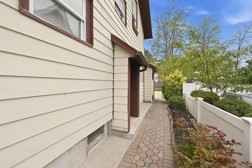 Welcome to this very spacious 5 bed, 2 bath home in Freeport! - photo 21