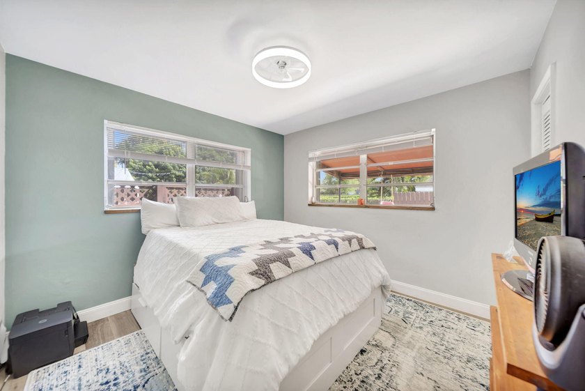 Beautifully maintained Lloyd Estates home with no HOA. Spacious - photo 22