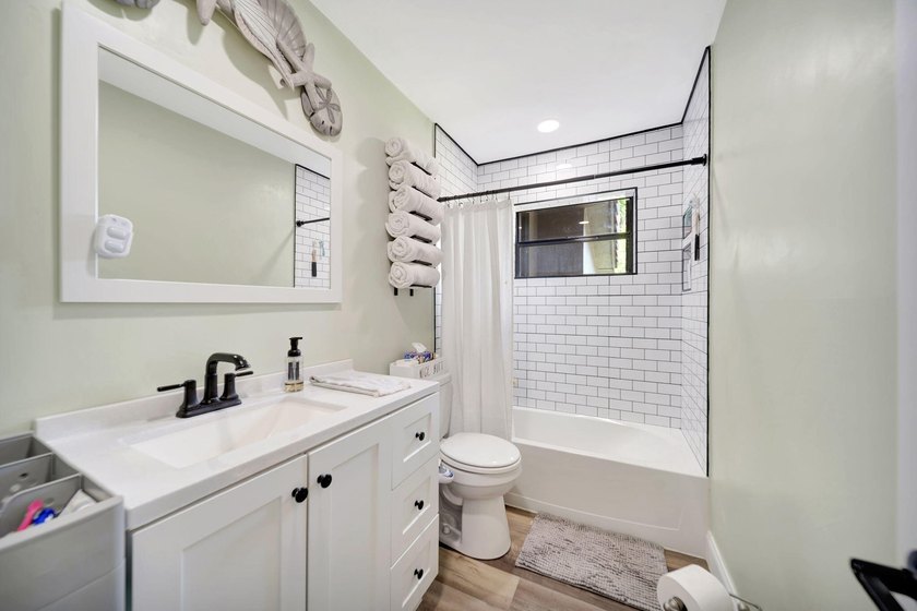Beautifully maintained Lloyd Estates home with no HOA. Spacious - photo 23