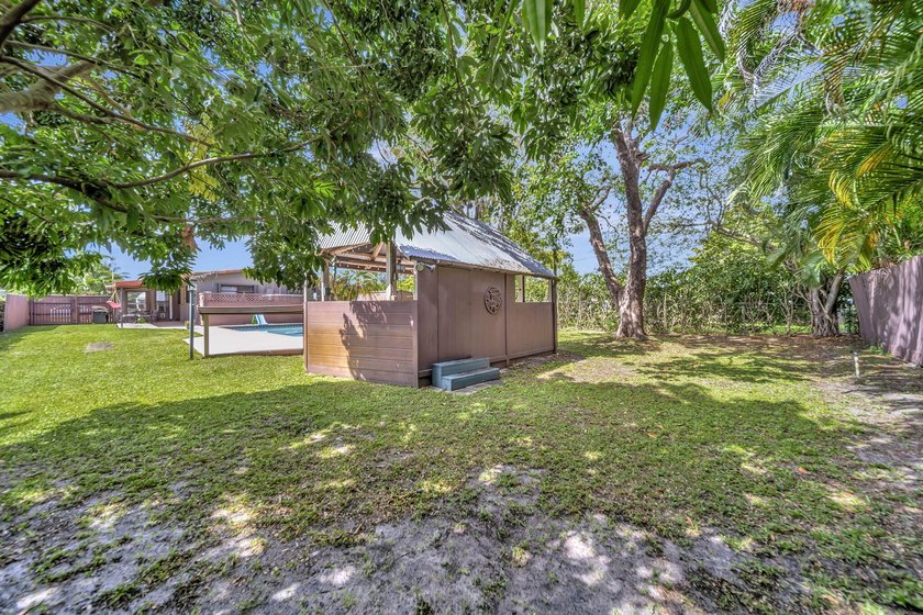 Beautifully maintained Lloyd Estates home with no HOA. Spacious - photo 31