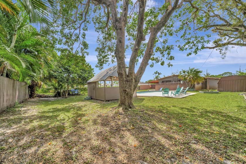 Beautifully maintained Lloyd Estates home with no HOA. Spacious - photo 33