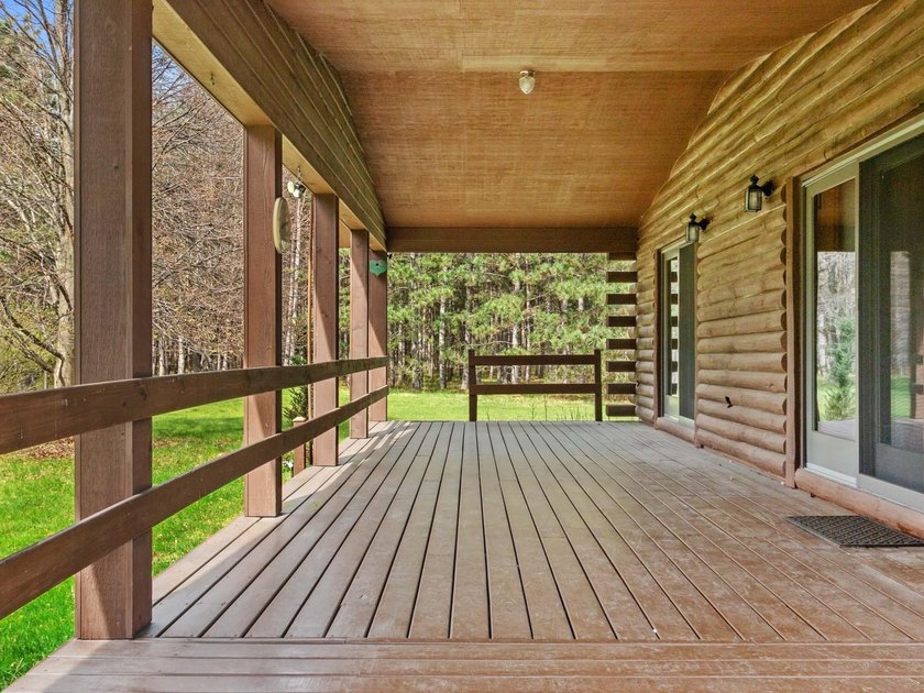 Log home on a wooded acreage in Saratoga! Majestic pines - photo 33