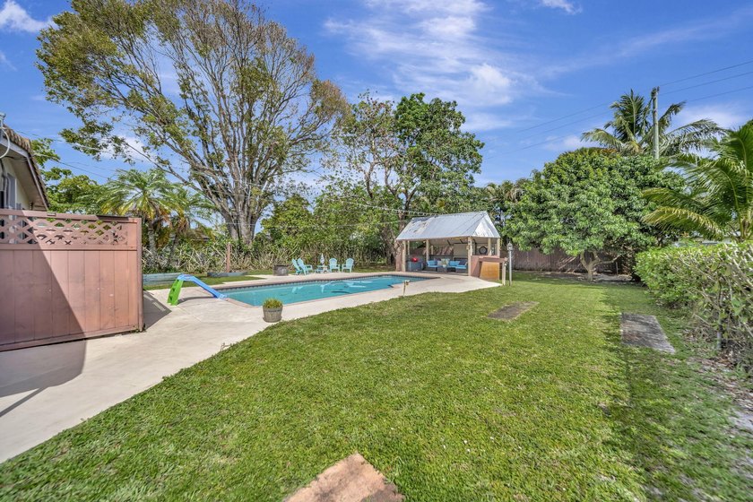 Beautifully maintained Lloyd Estates home with no HOA. Spacious - photo 37