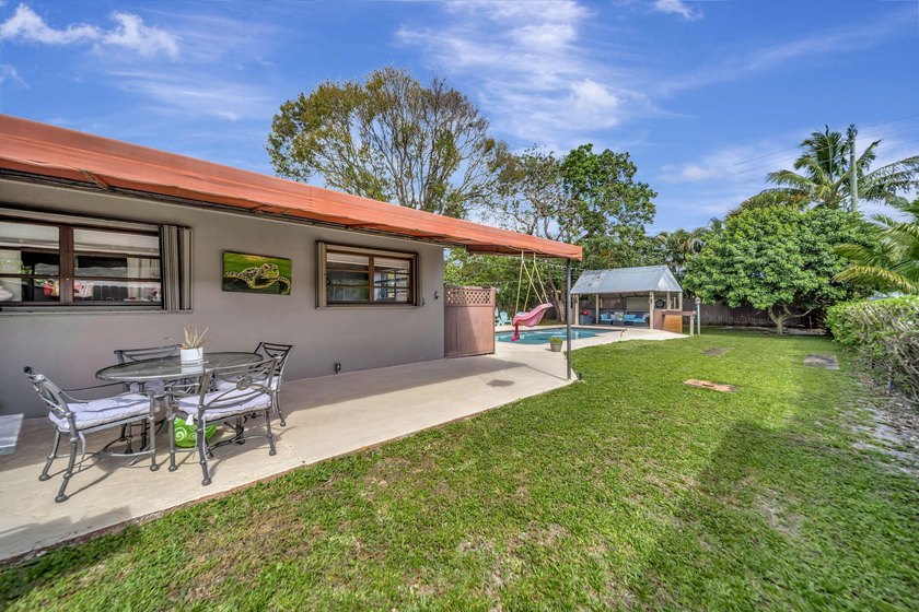 Beautifully maintained Lloyd Estates home with no HOA. Spacious - photo 38