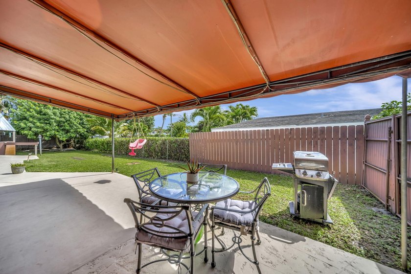 Beautifully maintained Lloyd Estates home with no HOA. Spacious - photo 40