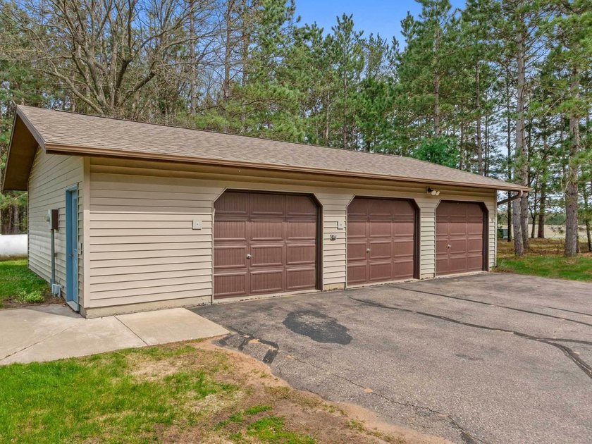 Log home on a wooded acreage in Saratoga! Majestic pines - photo 40