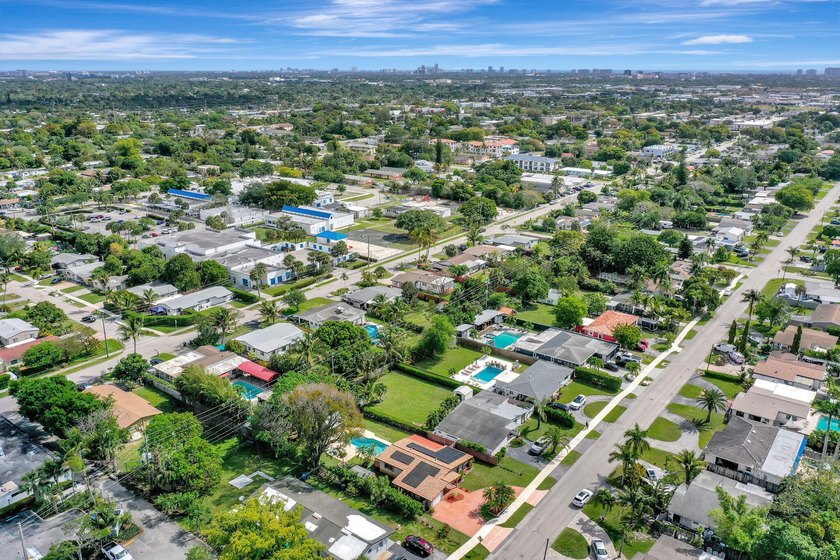 Beautifully maintained Lloyd Estates home with no HOA. Spacious - photo 41