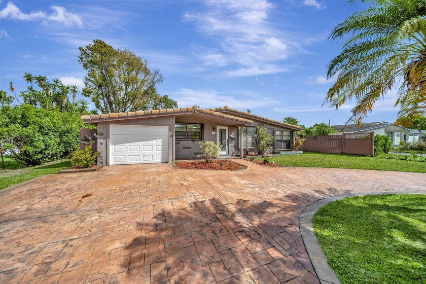 Beautifully maintained Lloyd Estates home with no HOA. Spacious - photo 43