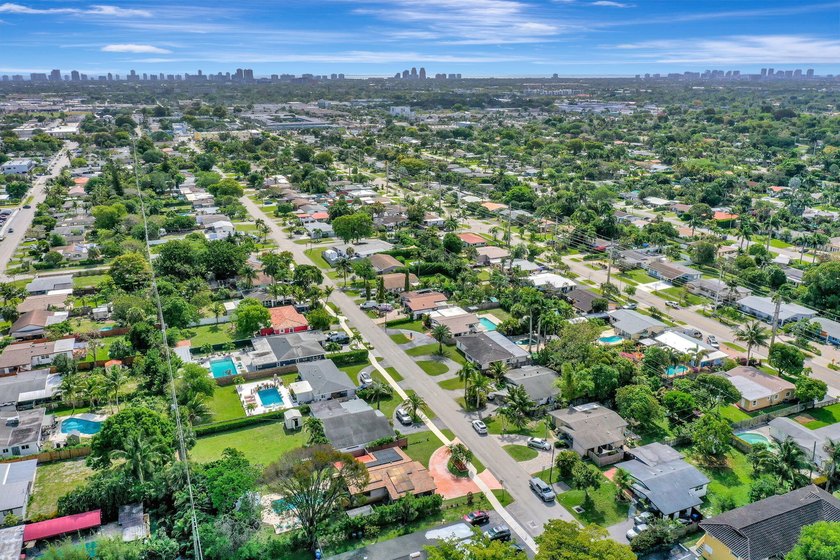 Beautifully maintained Lloyd Estates home with no HOA. Spacious - photo 45