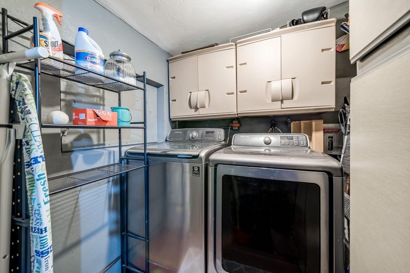 Beautifully maintained Lloyd Estates home with no HOA. Spacious - photo 46