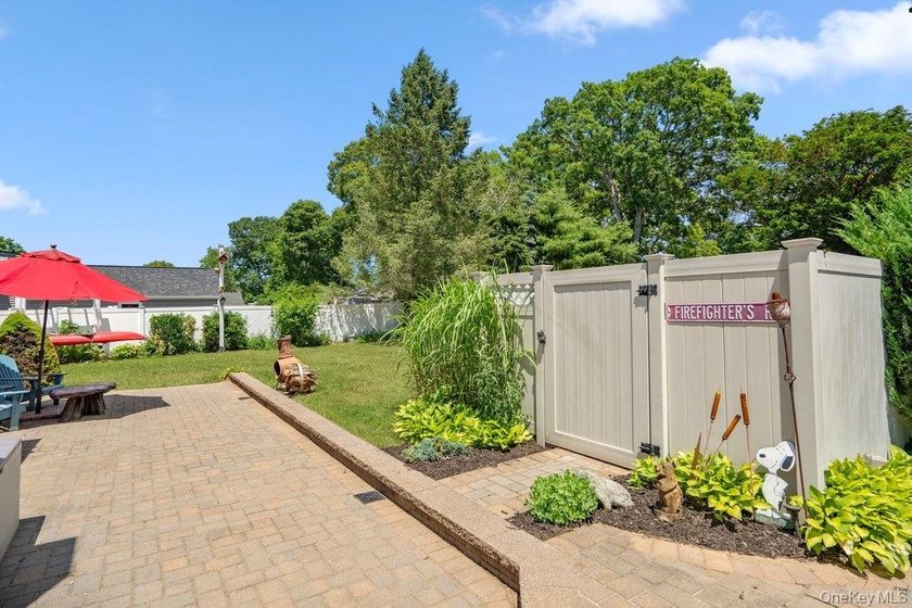 Set on a level, fully fenced property in East Islip, this 3 - photo 31