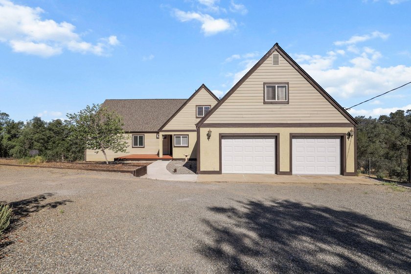 RECENTLY UPDATED WELL! This spacious home offers a comfortable - photo 41