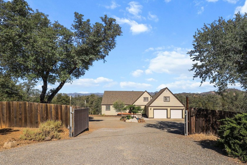RECENTLY UPDATED WELL! This spacious home offers a comfortable - photo 43
