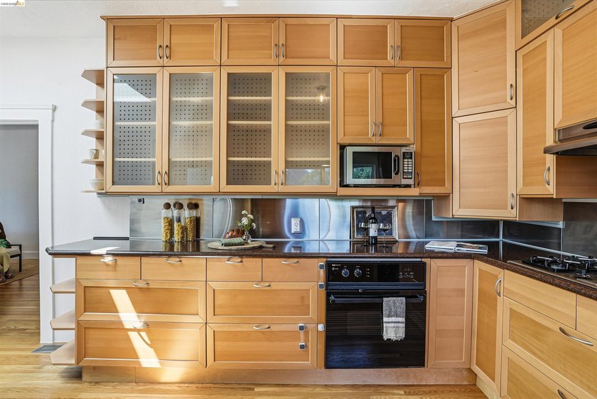 Located on the Piedmont side of Montclair, this 3-bedroom - photo 16