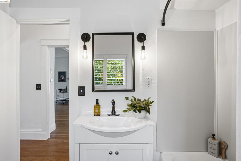 Located on the Piedmont side of Montclair, this 3-bedroom - photo 27