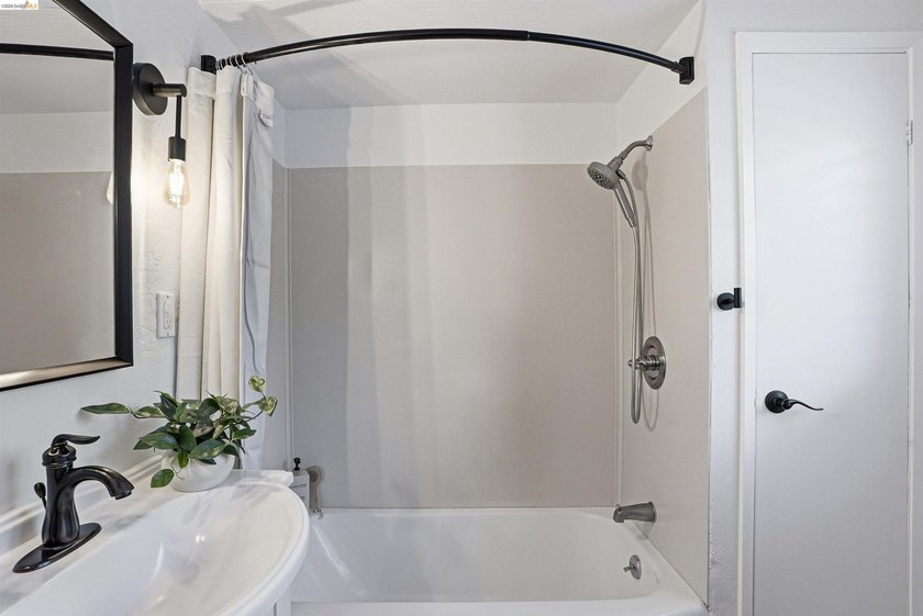 Located on the Piedmont side of Montclair, this 3-bedroom - photo 28