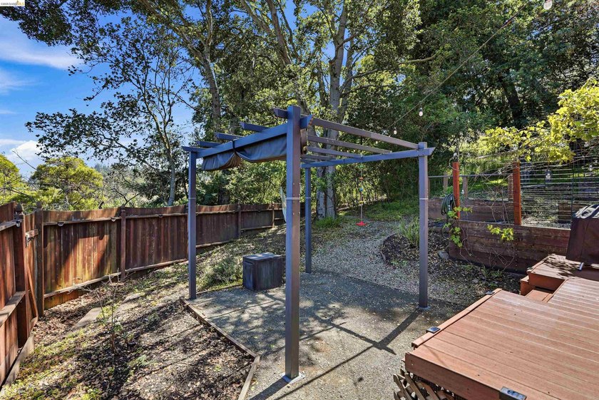 Located on the Piedmont side of Montclair, this 3-bedroom - photo 39