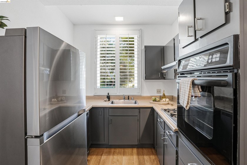 Located on the Piedmont side of Montclair, this 3-bedroom - photo 47