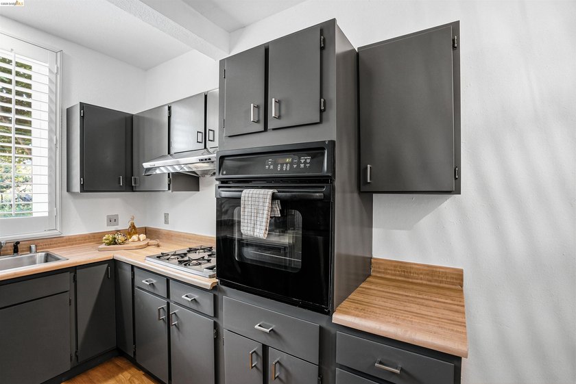 Located on the Piedmont side of Montclair, this 3-bedroom - photo 48
