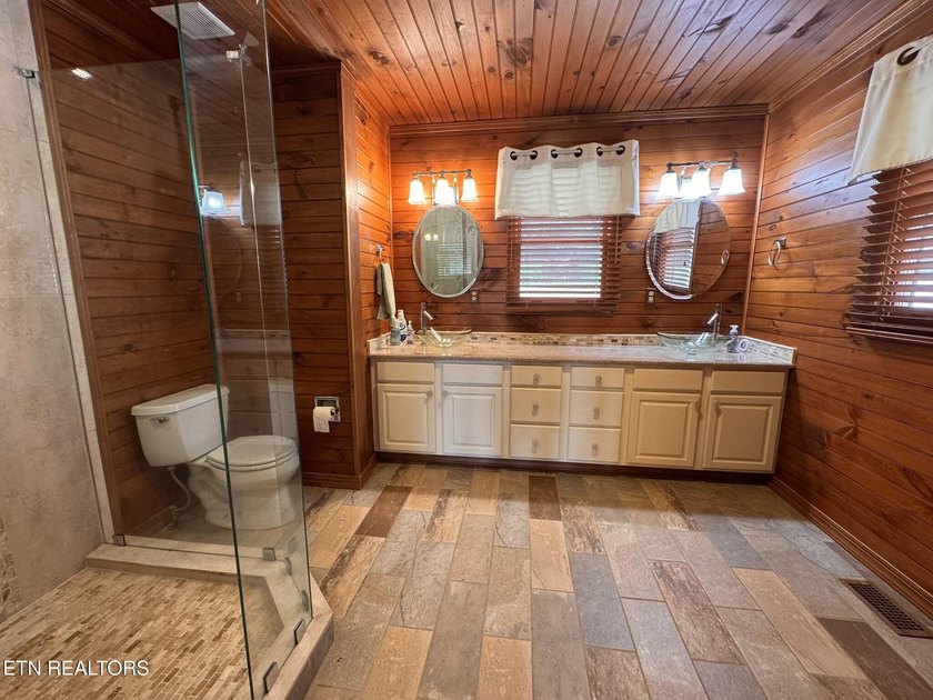 A Masterpiece of Waterfront Living: Experience the pinnacle of - photo 22
