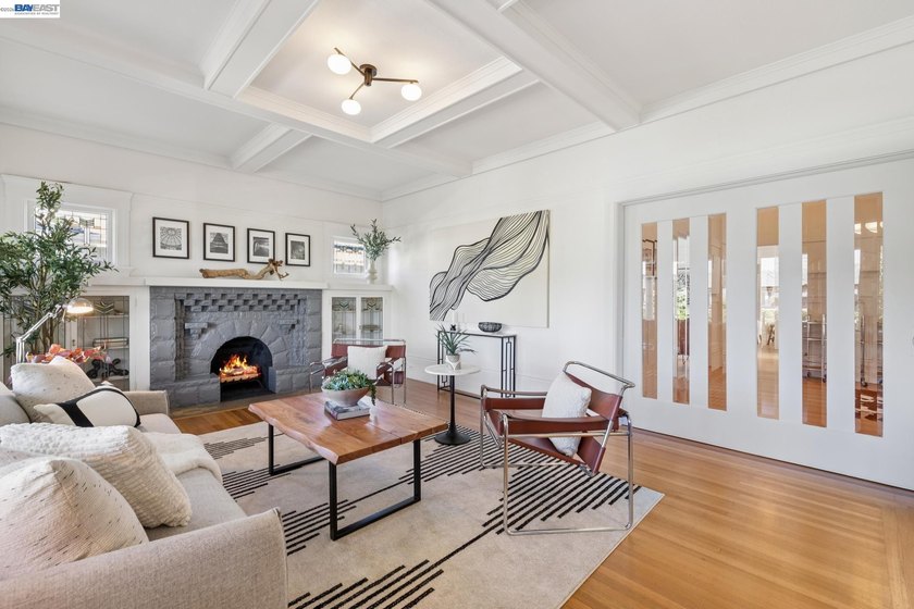 Craftsman Charm Meets Vintage 80s Cool: Flexible Living Just - photo 9