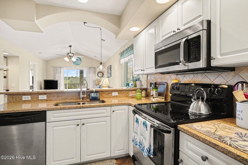 Turn-key 2BR/2BA end unit condo with stunning Intracoastal - photo 12