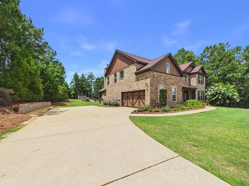 Beautiful Traditional Craftsman-style home in sought-after - photo 3