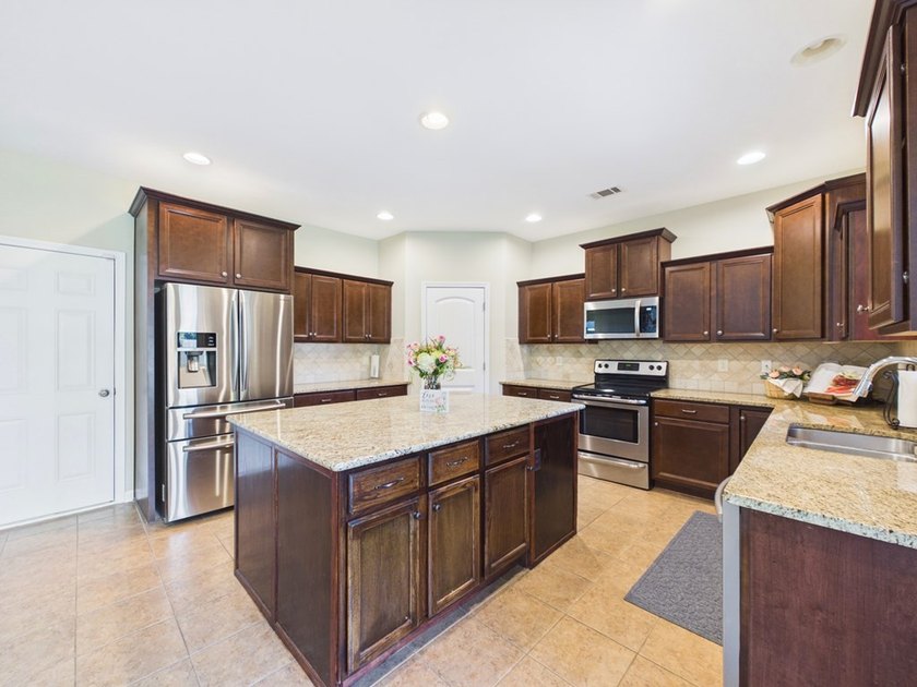 Beautiful Traditional Craftsman-style home in sought-after - photo 10