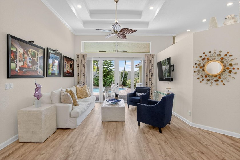 Discover this hidden gem in the highly desirable Oak Run - photo 3