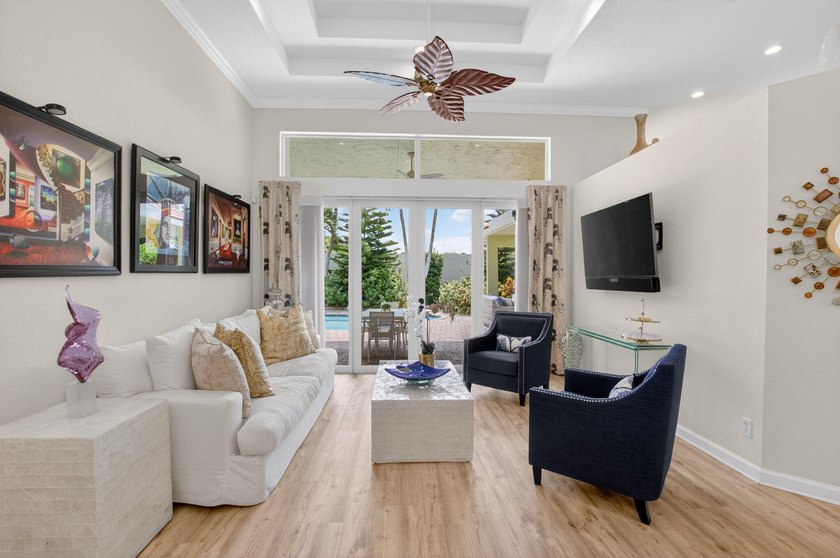 Discover this hidden gem in the highly desirable Oak Run - photo 4