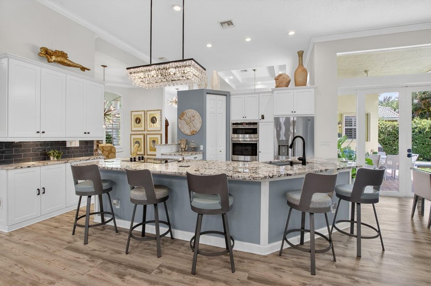 Discover this hidden gem in the highly desirable Oak Run - photo 10