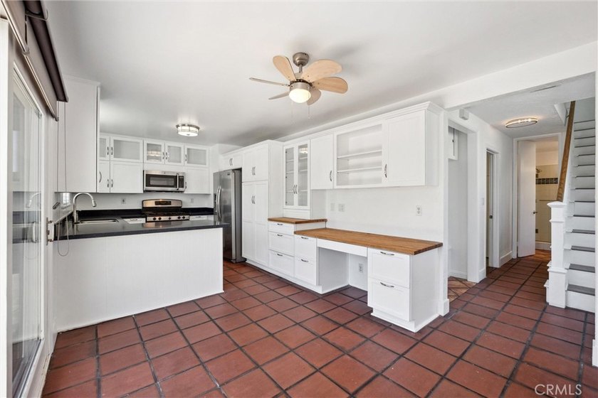Welcome to this charming two-bedroom, two-bathroom home ideally - photo 4