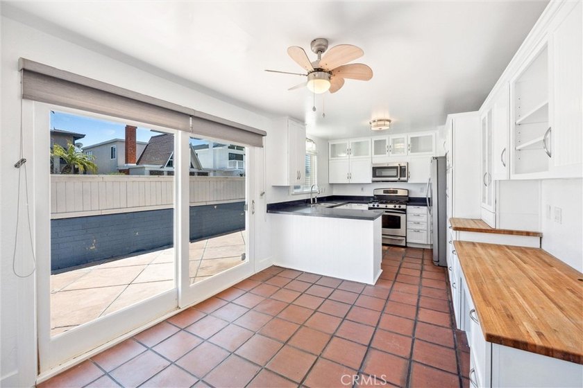 Welcome to this charming two-bedroom, two-bathroom home ideally - photo 5