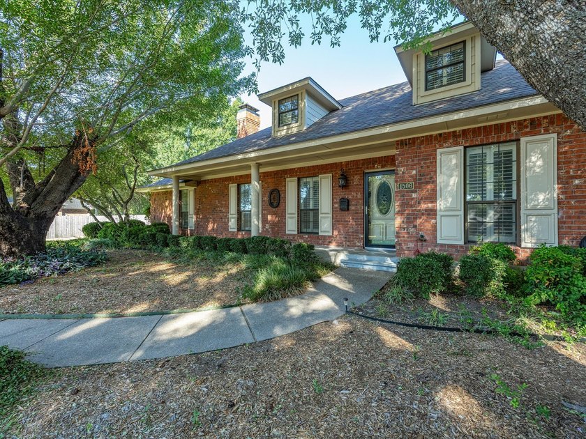 Nestled on over a third of an acre in a quiet cul-de-sac, this - photo 2