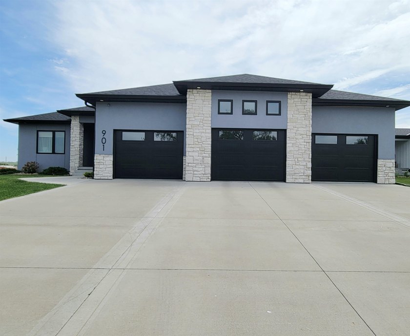 QUALITY CUSTOM BUILT HOME in 2022. THIS home is better than new - photo 3